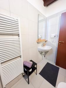 克雷马Piccinardi house - appartamento 4 posti letto的白色的浴室设有水槽和镜子