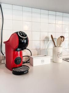 克雷马Piccinardi house - appartamento 4 posti letto的台面上的一个红色和黑色咖啡壶