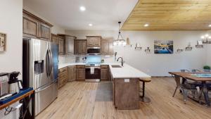 布兰森Luxury Lake Resort Lodge的厨房配有木制橱柜和不锈钢用具