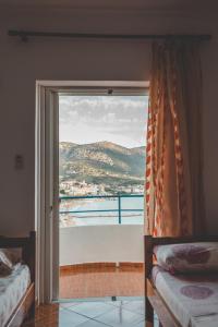 希马拉Room with amazing sea view的一间卧室设有大型滑动玻璃门,享有美景