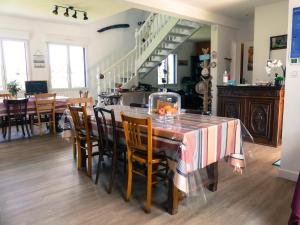 Saint-PabuLE CLOS DES ABERS的厨房以及带桌椅的用餐室。