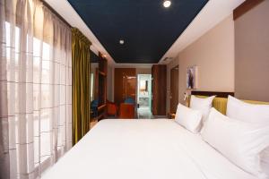 纳祖尔MAGNIFIQUE HOTEL的卧室配有带白色枕头的大床