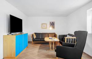 奥特鲁普2 Bedroom Nice Apartment In Otterup的一间带电视和沙发的客厅
