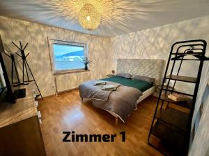 巴特基辛根ZIMMERAUFZEIT的一间卧室配有一张床和一张双层床。