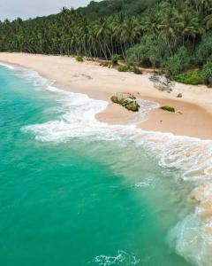 坦加拉Appu Villa的享有海滩和大海的空中景致