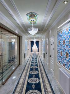 撒马尔罕Diplomat Premium Hotel的建筑中带有吊灯的走廊