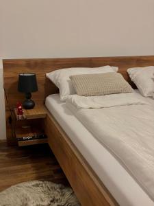 Crni VrhVila Bosa - Stara planina的一张带白色床单的床和一张桌子上的台灯