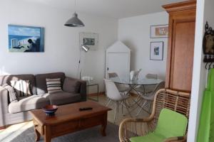 康博莱班BOKATEA的客厅配有沙发和桌子