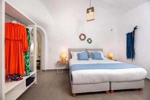 梅萨雷亚Whitewashed Houses的一间卧室配有蓝色和橙色床单