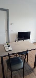 罗马Appartamento Le Vigne di Roma的一张木桌、椅子、一张桌子和一张桌子