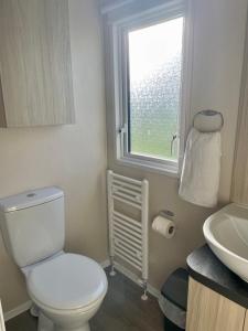 纽基Newquay Bay Resort Sandy Toes - Hosting up to 6的一间带卫生间、水槽和窗户的浴室