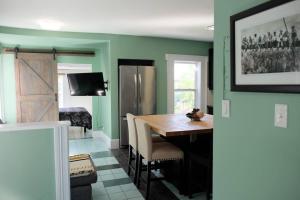 哈利法克斯Comfy Apt, Top Floor, Excellent Kitchen的一间拥有绿色墙壁和桌椅的用餐室