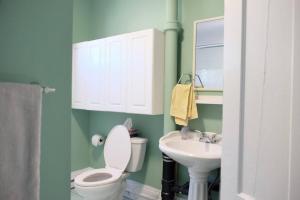 哈利法克斯Comfy Apt, Top Floor, Excellent Kitchen的一间带卫生间和水槽的浴室