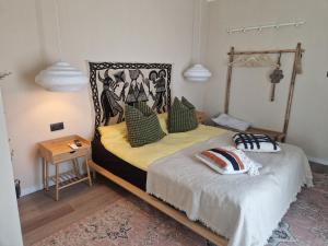 科斯蒂内什蒂Maison du golf的一间卧室配有一张床和一张桌子