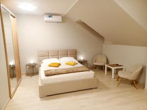什切青AJP Exclusive House Szczecin的一间卧室配有一张带两个黄色枕头的床