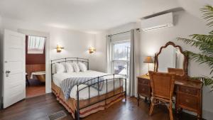 科达伦Greenbriar Inn的一间卧室配有一张床、一张书桌和一面镜子