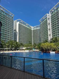 马尼拉Azure Staycation的一座大型度假建筑,设有大型游泳池
