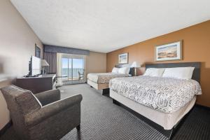 普廷贝Bayshore Resort at Put-in-Bay的酒店客房设有两张床、一把椅子和电视。