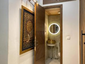 拉合尔Homey Stays - 3 Bedroom Holiday Home - DHA的一间带木门和水槽的浴室