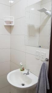 埃斯特城España Confort 2的白色的浴室设有水槽和镜子