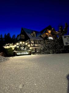 库罗阿尔滕堡海伦尼豪夫酒店的夜晚雪中灯火通明的房子