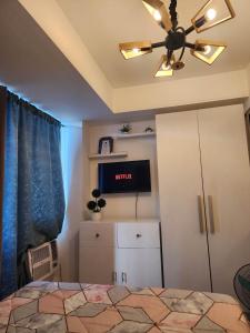 马尼拉Azure Staycation的一间卧室配有一张床和吊扇