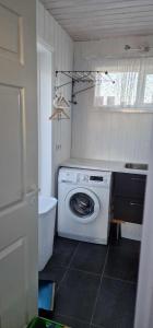 盖锡尔Berghof的洗衣房配有洗衣机和窗户