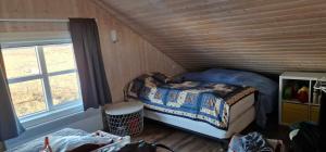 盖锡尔Berghof的小房间设有床和窗户