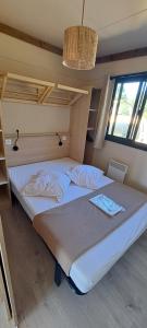 罗卡马杜尔Camping les Campagnes的一间卧室设有两张床和窗户。