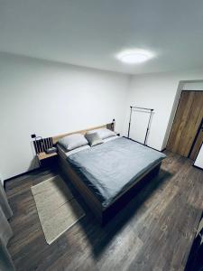 奥帕瓦Apartmán Opava s parkováním的一间卧室配有一张床,铺有木地板