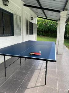 TipasTempoStay Raco的一张蓝色乒乓球桌,上面有网球
