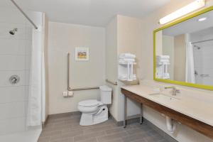 康沃尔Hampton Inn By Hilton Cornwall的一间带卫生间、水槽和镜子的浴室
