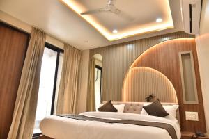 斋浦尔Hotel Shree Krishna的一间卧室设有一张大床和一个大镜子