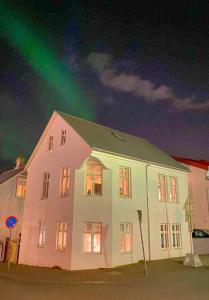 雷克雅未克Enjoy Reykjavík Yellow Door Apartment的天空中带彩虹的房子