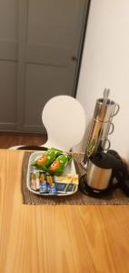 韦因加尔滕Stube 21的一张桌子,上面放着一盘食物和一盏灯