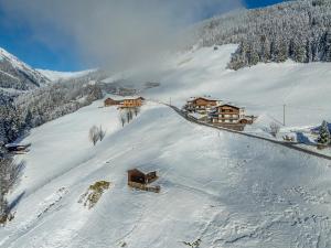 希帕赫舒若酒店的雪覆盖的山峰,滑雪场上的房子