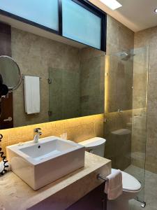 图卢姆Hotel Boutique Murana Tulum的一间带水槽和玻璃淋浴的浴室