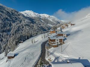 希帕赫舒若酒店的山上雪地中的滑雪小屋