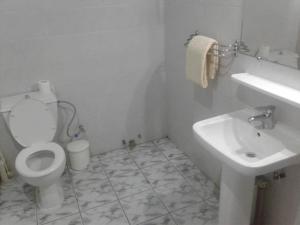黑角圣杰奎斯中心旁特诺亚酒店的白色的浴室设有卫生间和水槽。