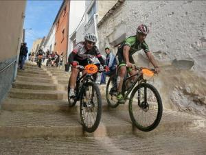 埃尔切德拉谢拉APARTAMENTO RURAL LA CANDELARIA的两个人骑着自行车沿着楼梯下行