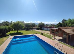 卢汉德库约La Vieja Finca的一座带房子的庭院内的大型游泳池
