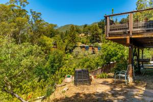 米尔谷Magical Forest Retreat w Hot Tub, Mt. Tam View, near Muir Woods, 17min to SF的院子中带甲板和椅子的房子