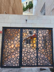 安曼Dair Ghbar - Amman Apartment的门上挂着木头的栅栏