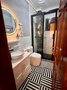 雅温得Residence Ethan Nji - Tranquil Heaven的浴室铺有黑白地板。
