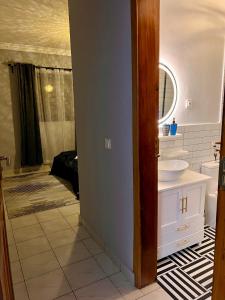 雅温得Residence Ethan Nji - Tranquil Heaven的一间带水槽和镜子的浴室