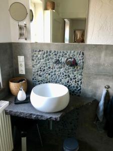 RiedenFerienhaus Eifel-Auszeit的一个带大白色水槽的柜台浴室