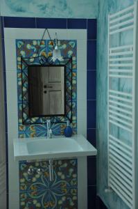 PortariaRes Nova Il Colle的一间带水槽和镜子的浴室