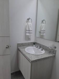 吉拉尔多特Aqualina orange Girardot的一间带水槽和镜子的浴室