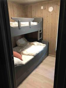 史特林Ny og moderne hytte i Stryn. Solrik plassering的一间卧室配有两张双层床。