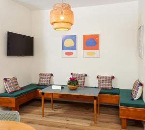 特拉维夫Rosen Villa at Ramat Hahayal的带沙发、桌子和电视的客厅